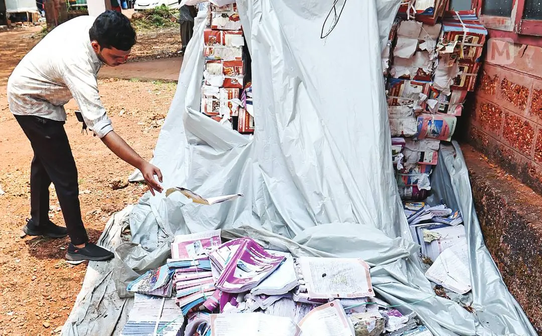മലപ്പുറം ടൗൺഹാൾ കെട്ടിടത്തിനു പുറത്ത് സൂക്ഷിച്ച സാക്ഷരതാമിഷൻ പഠിതാക്കൾക്കുള്ള പാഠപുസ്തകങ്ങൾ മഴ നനഞ്ഞ് നശിച്ചനിലയിൽ | ഫോട്ടോ: മാതൃഭൂമി
