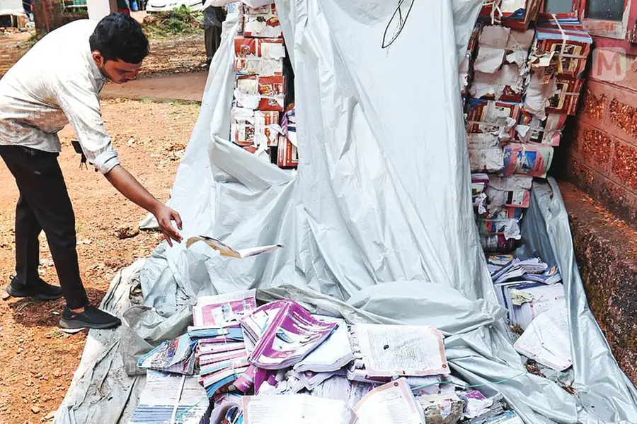 സൂക്ഷിച്ചത് തുറസ്സായ സ്ഥലത്ത്, സാക്ഷരതാ മിഷന്റെ നൂറുകണക്കിന് പുസ്തകങ്ങൾ മഴയിൽ നശിച്ചു