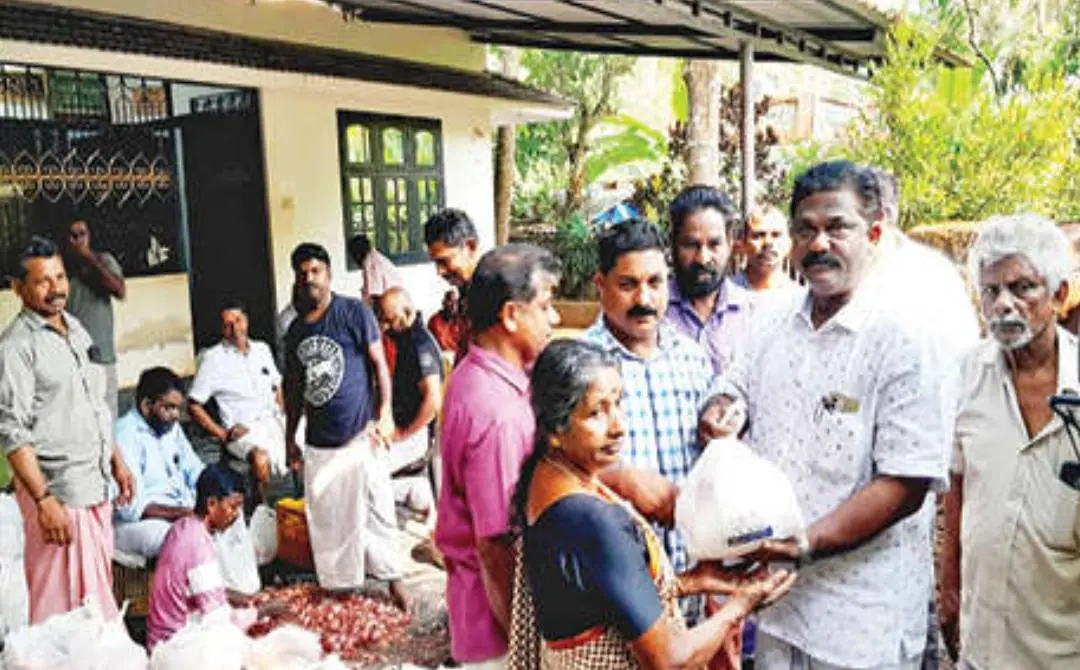 14-ാം വാർഡിലെ പെരുന്നാൾ കിറ്റ് വിതരണം വട്ടംകുളം ഗ്രാമപ്പഞ്ചായത്ത് പ്രസിഡന്റ് എം.എ. നജീബ് ഉദ്ഘാടനംചെയ്യുന്നു