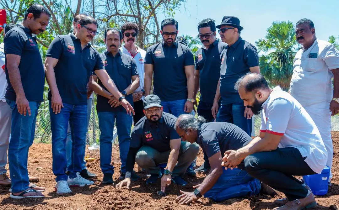 പൊള്ളാച്ചി ഗണപതി പാളയത്ത് തുടക്കമിട്ട ലുലു ഫെയര് കാര്ഷിക പദ്ധതികളുടെ ഉദ്ഘാടനം വാഴ വിത്ത് നട്ടുകൊണ്ട് ലുലു ഗ്ലോബല് ഓപ്പറേഷന്സ് ഡയറക്ടര് എം.എ സലീം നിര്വഹിക്കുന്നു. ലുലു ഗ്രൂപ്പ് ഫ്രൂട്സ് ആന്റ് വെജിറ്റബിള്സ് ഡയറക്ടര് സുല്ഫീക്കര് കടവത്ത്, ലുലു എക്സ്പോര്ട്ട് ഹൗസ് സി ഇ. ഒ. നജീമുദ്ദീന്, ലുലു ഗ്രൂപ്പ് ഇന്ത്യ സി.ഒ.ഒ രജിത്ത് രാധാകൃഷ്ണന്, ലുലു ഗ്രൂപ്പ് ഇന്ത്യ മീഡിയ ഹെഡ് എന്.ബി സ്വരാജ്, സീനിയര് അഗ്രികള്ച്ചുറല് കള്സള്ട്ടന്റുമാരായ ശങ്കരന്, കാര്ത്തികേയന് സമീപം.