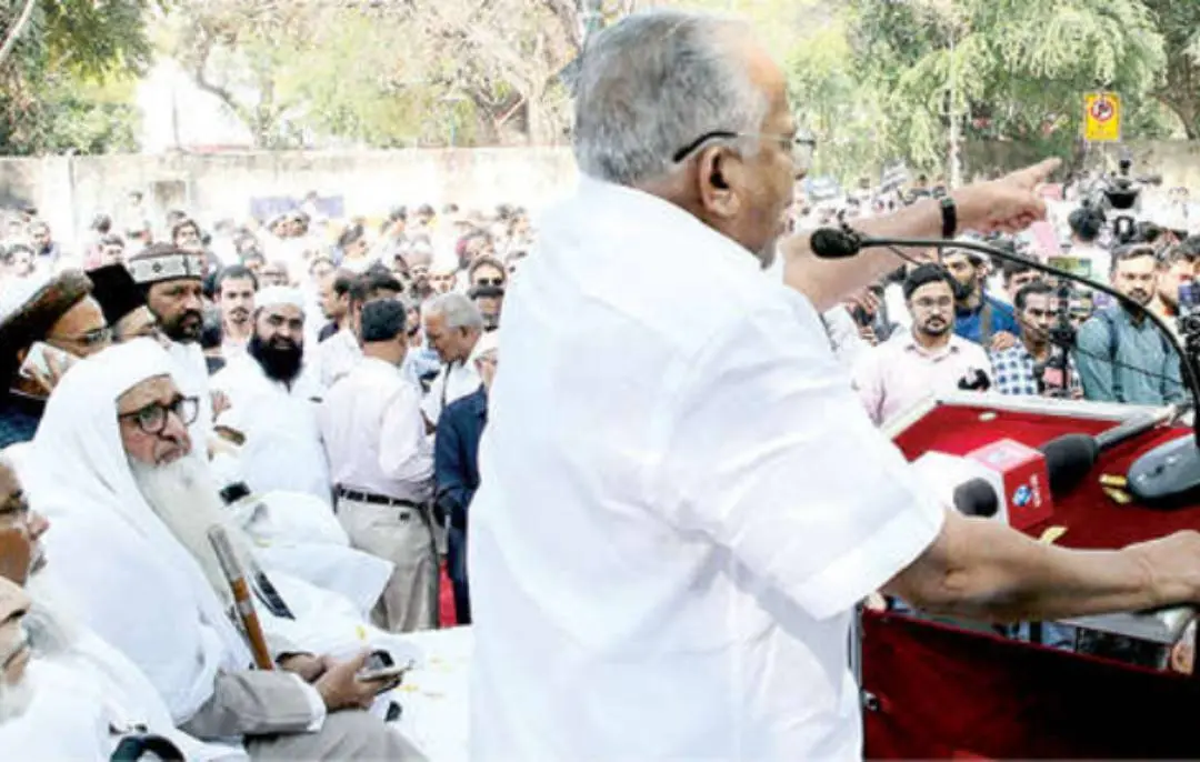 അഖിലേന്ത്യാ മുസ്ലിം വ്യക്തിനിയമബോർഡ് വഖഫ് ഭേദഗതിബില്ലിനുനേരേ ഡൽഹിയിലെ ജന്തർമന്തറിൽ നടത്തിയ പ്രതിഷേധത്തിൽ ഇ.ടി. മുഹമ്മദ് ബഷീർ എംപി സംസാരിക്കുന്നു | ഫോട്ടോ: പി.ജി. ഉണ്ണികൃഷ്ണൻ
