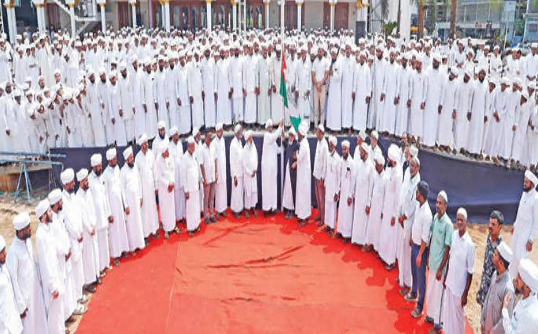 റംസാൻ ഇരുപത്തിയേഴാം രാവിൽ മലപ്പുറം മഅദിനിൽ നടക്കുന്ന പ്രാർഥനാ സമ്മേളനത്തിന് സമസ്ത ഉപാധ്യക്ഷനും സ്വാഗതസംഘം ചെയർമാനുമായ സയ്യിദ് അലി ബാഫഖി കൊടിയുയർത്തുന്നു. മഅദിൻ അക്കാദമി ചെയർമാൻ സയ്യിദ് ഇബ്റാഹീമുൽ ഖലീൽ അൽ ബുഖാരി സമീപം