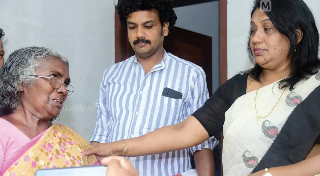 നഷ്ടപരിഹാരം വാങ്ങുന്നതിനിടെ വിതുമ്പിയ ജോയിയുടെ അമ്മയെ ജില്ലാ ജഡ്ജി ആശ്വസിപ്പിക്കുന്നു | Photo: Mathrubhumi