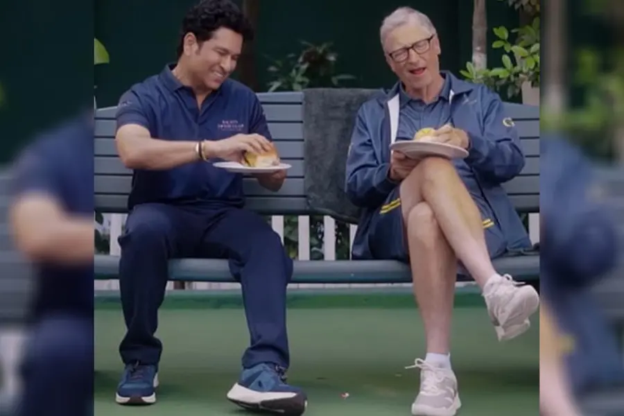 ഇന്ത്യന് ഭക്ഷണം വിടാതെ ബില് ഗേറ്റ്സ്; സച്ചിനൊപ്പം വടാ പാവ് ആസ്വദിക്കുന്ന ദൃശ്യങ്ങള് വൈറല്