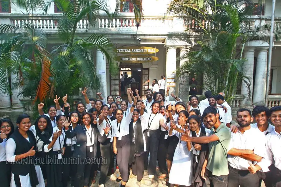 ചരിത്രത്തിലിടം, തലയെടുപ്പോടെ പൂര്വവിദ്യാര്ഥികള്; അഭിമാനത്തേരിലേറി എറണാകുളം ലോ കോളേജ് @150