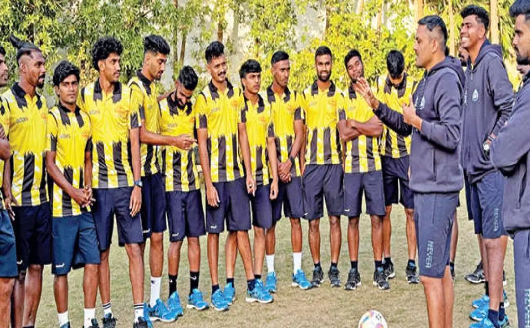 ഫുട്ബോളില് ഫൈനല് മത്സരത്തിന് മുന്പായി കേരളടീമിന് പരിശീലകന് ഷഫീഖ് ഹസ്സ നിര്ദേശങ്ങള് നല്കുന്നു | ഫയല്ചിത്രം | ഫോട്ടോ: മാതൃഭൂമി