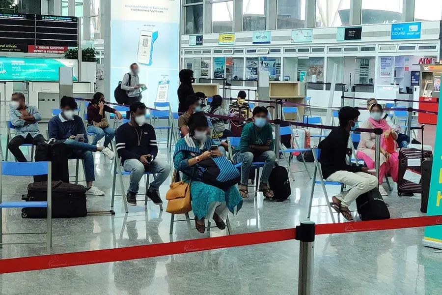 വിമാനം ബോംബ് വെച്ച് തകര്ക്കുമെന്ന് ഭീഷണി, കത്ത് ലഭിച്ചത് സീറ്റിനടിയില് നിന്ന്