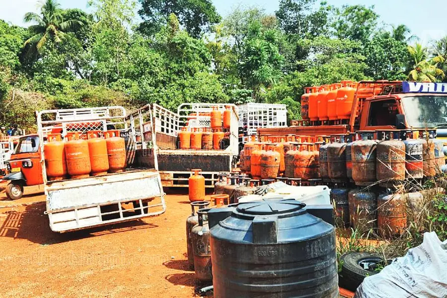 അനധികൃത പാചകവാതകസിലിന്ഡറുകള് വെയിലത്ത് അലക്ഷ്യമായി സൂക്ഷിച്ച നിലയില്; പിടികൂടിയത് 408 എണ്ണം