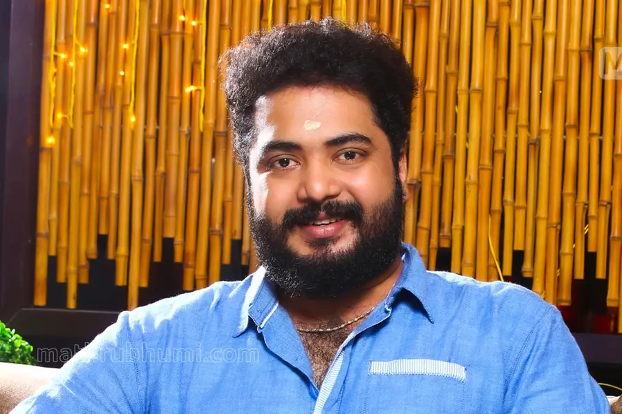 'ടിപ്പുവിന്റേയും ശിവജിയുടേയും കുതിരകളുടെ മതമേതാ?'; കവിത പങ്കുവെച്ച് വിനു മോഹൻ
