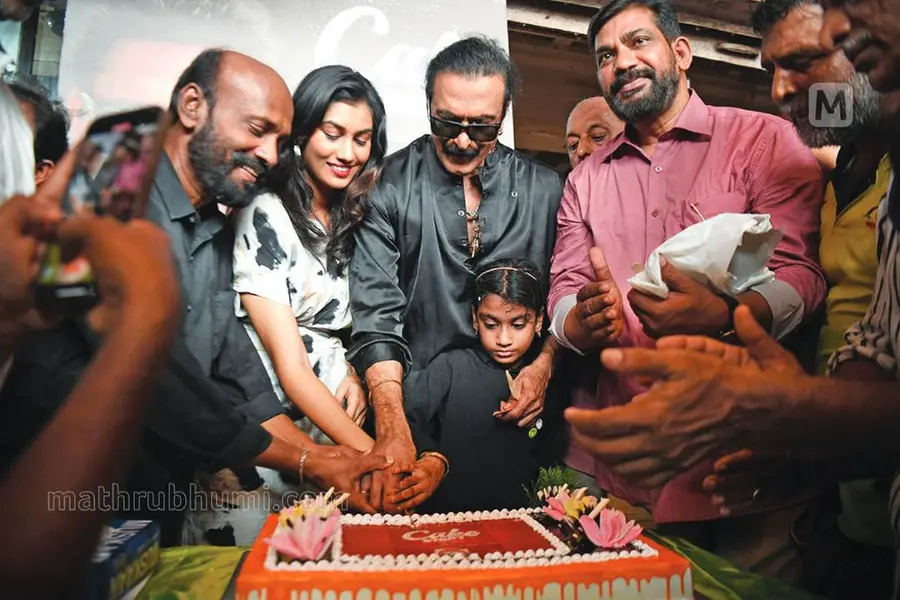 ഒരിക്കൽക്കൂടി കോഴിക്കോട്ടെ 'സുൽത്താനാ'യി ബാബു ആന്റണി, വലിയങ്ങാടിയിലെ തൊഴിലാളികൾക്കൊപ്പം വിഷു ആഘോഷം
