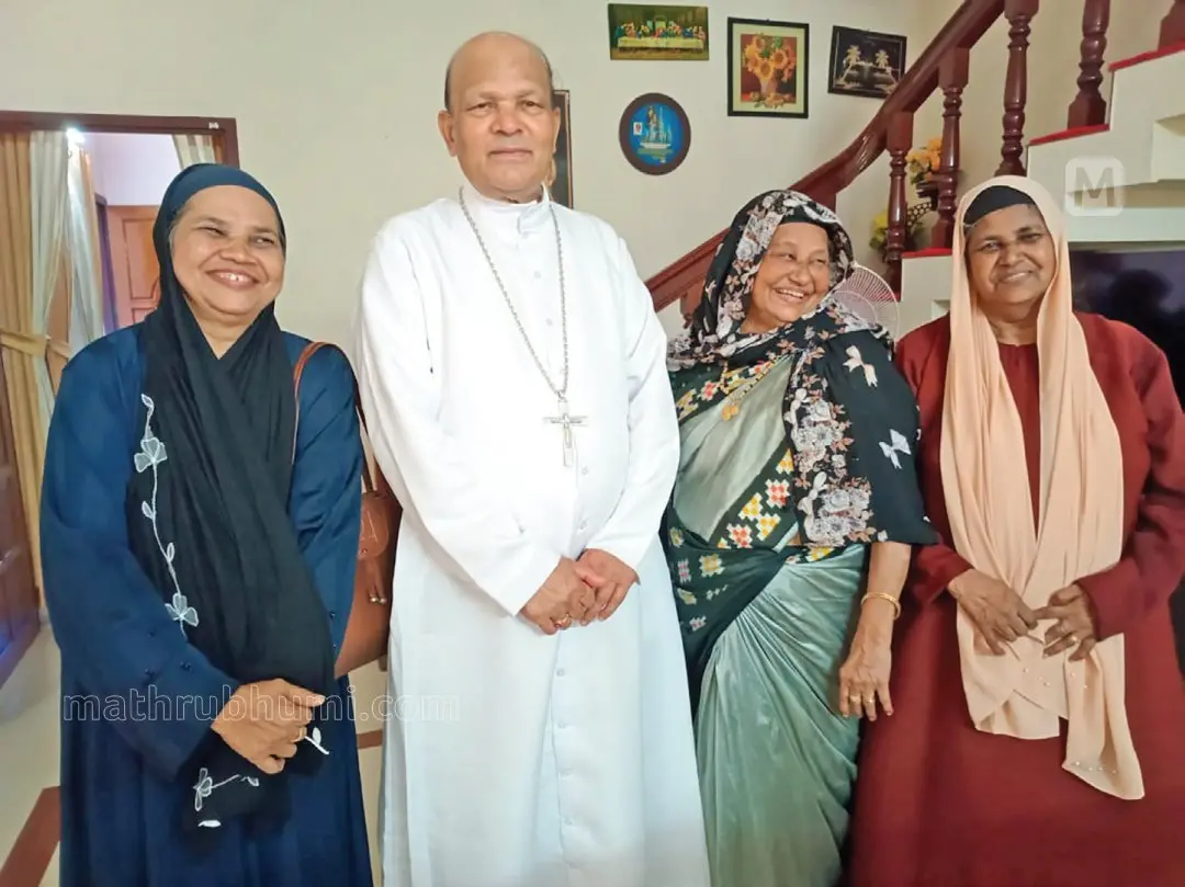 സുഹറാ ബാവയും സഹോദരിമാരും ഡോ. വർഗീസ് ചക്കാലക്കലിനൊപ്പം