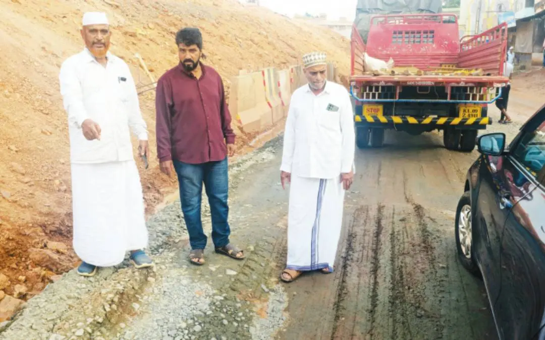 വാര്ഡ് കൗണ്സിലര് ടി. മുഹമ്മദ് കുഞ്ഞി, കുളിയങ്കാല് ജുമാമസ്ജിദ് കമ്മിറ്റി ഖജാന്ജി അബ്ദുല് ഖാദര്, പ്രദേശവാസി ഇബ്രാഹിം എന്നിവര് കുളിയാങ്കില് അപകടം നടന്ന റോഡിലെ കുഴിയടച്ചയിടം കാട്ടിത്തരുന്നു