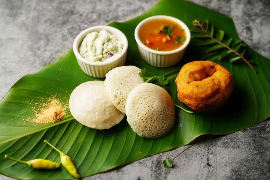 10 രൂപയുണ്ടോ, രാവിലെ വിശപ്പകറ്റാം; ഇഡലി, ദോശ, സാമ്പാര് റെഡി