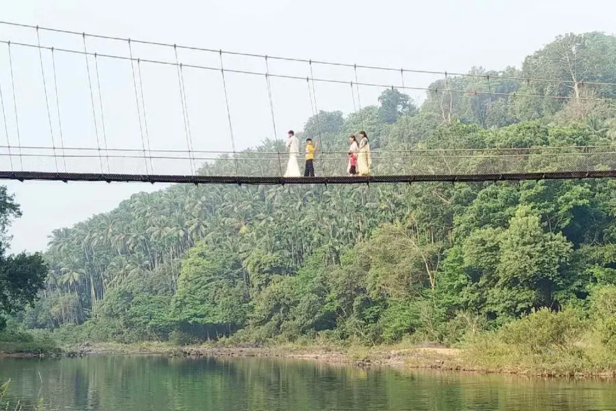 കാടും പുഴയും കടന്ന് കടുമനയിലേക്ക്, തെയ്യം കാണാൻ വേറിട്ടൊരു യാത്ര