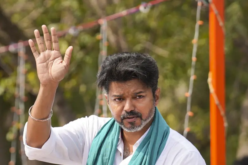 ഇഫ്താറിന് മദ്യപാനികളെ ക്ഷണിച്ചു;വിജയ് മുസ്ലിം വിരുദ്ധനെന്ന് ഫത്വ പുറപ്പെടുവിച്ച് മൗലാന റസ്വി