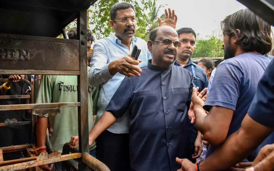 മുര്ഷിദാബാദ് സന്ദര്ശിക്കാനെത്തിയ പശ്ചിമബംഗാള് ഗവര്ണര് സി.വി ആനന്ദബോസ് | Photo: PTI