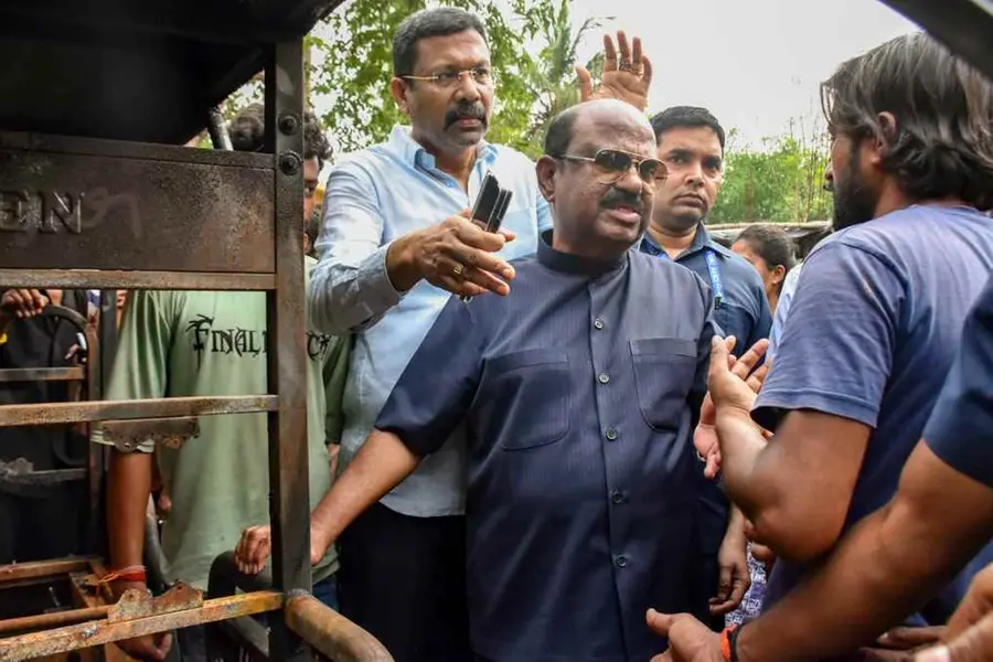 മുര്‍ഷിദാബാദില്‍ കൊല്ലപ്പെട്ടവരുടെ കുടുംബത്തെ സന്ദര്‍ശിച്ച് ഗവര്‍ണര്‍ ആനന്ദബോസ്