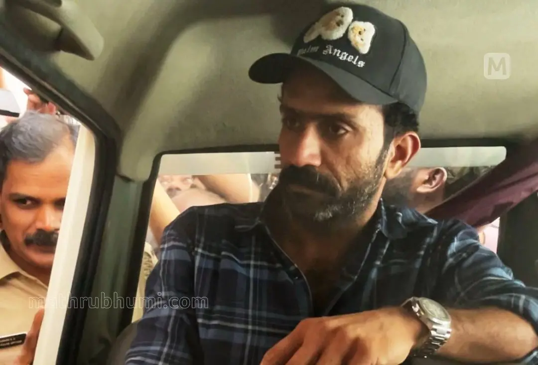 ഷൈൻ ടോം ചാക്കോയെ എറണാകുളം നോർത്ത് സ്റ്റേഷനിൽനിന്ന് വൈദ്യപരിശോധനയ്ക്ക് കൊണ്ടുപോകുന്നു | ഫോട്ടോ: ജെയ്വിന് ടി. സേവ്യർ