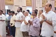 സ്നേഹയാത്രക്ക് പകരം BJP-യുടെ ദേവാലയസന്ദർശനം; വൈദികർക്ക് മധുരംനൽകി രാജീവ് ചന്ദ്രശേഖറും സുരേഷ് ഗോപിയും