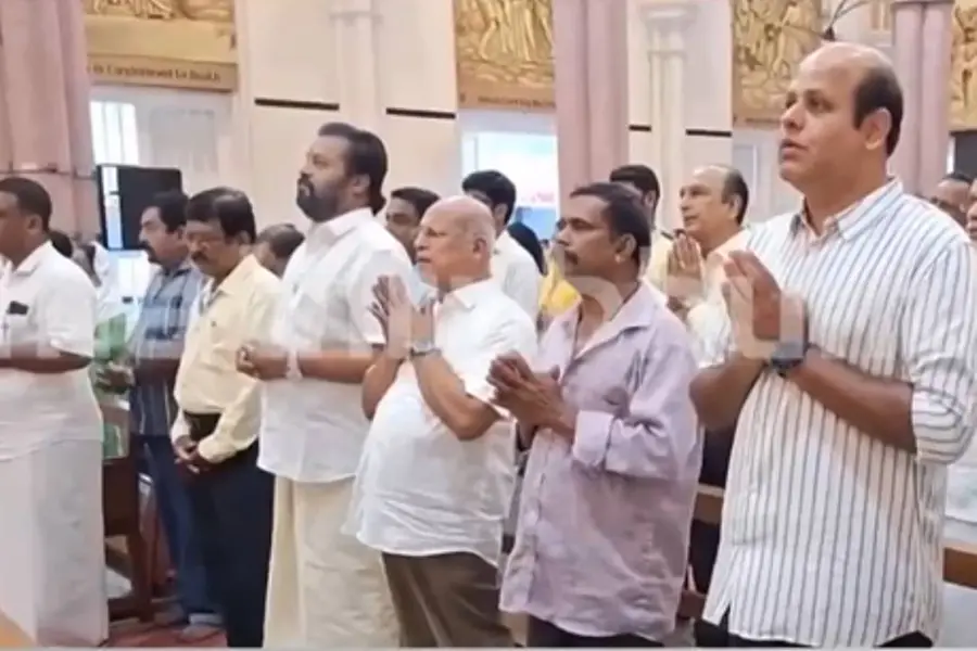 സ്നേഹയാത്രക്ക് പകരം BJP-യുടെ ദേവാലയസന്ദർശനം; വൈദികർക്ക് മധുരംനൽകി രാജീവ് ചന്ദ്രശേഖറും സുരേഷ് ഗോപിയും