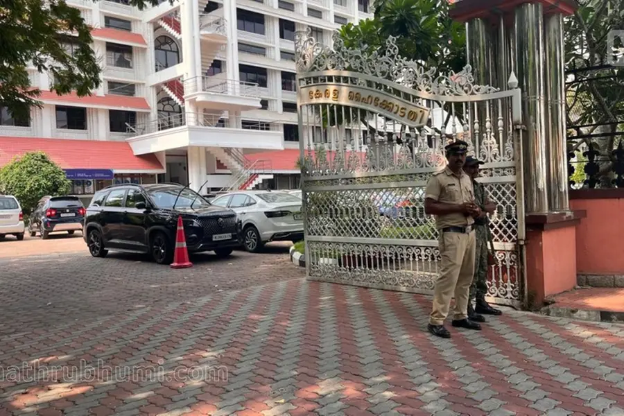 ഹൈക്കോടതിയില് വ്യാജബോംബ് ഭീഷണി; സന്ദേശമെത്തിയത് ഇ- മെയിലില്