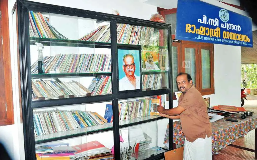 ശേഖരിച്ച പുസ്തകങ്ങള്ക്ക് സമീപം സലീന്ദ്രന്