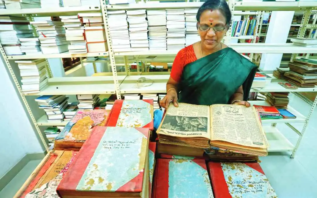 വള്ളത്തോള് വിദ്യാപീഠം ലൈബ്രറിയില് മാതൃഭൂമി ആഴ്ചപ്പതിപ്പിന്റെ തുടക്കം മുതലുള്ള ലക്കങ്ങള് ബൈന്ഡ് ചെയ്തതുമായി ലൈബ്രേറിയന് വി.എന്. നളിനി