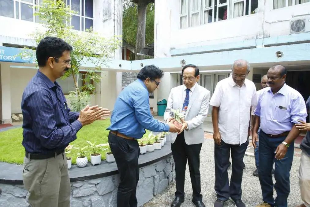 ജിയോളജിക്കൽ സൊസൈറ്റി ഓഫ് ഇന്ത്യയുടെ പ്രസിഡൻ്റ് പദ്മശ്രീ ഹർഷ് കെ ഗുപ്തക്ക് എൻസെസ് ഡയറക്ടർ പ്രൊഫ. എൻ വി ചലപതി റാവു ചെടി സമ്മാനിക്കുന്നു