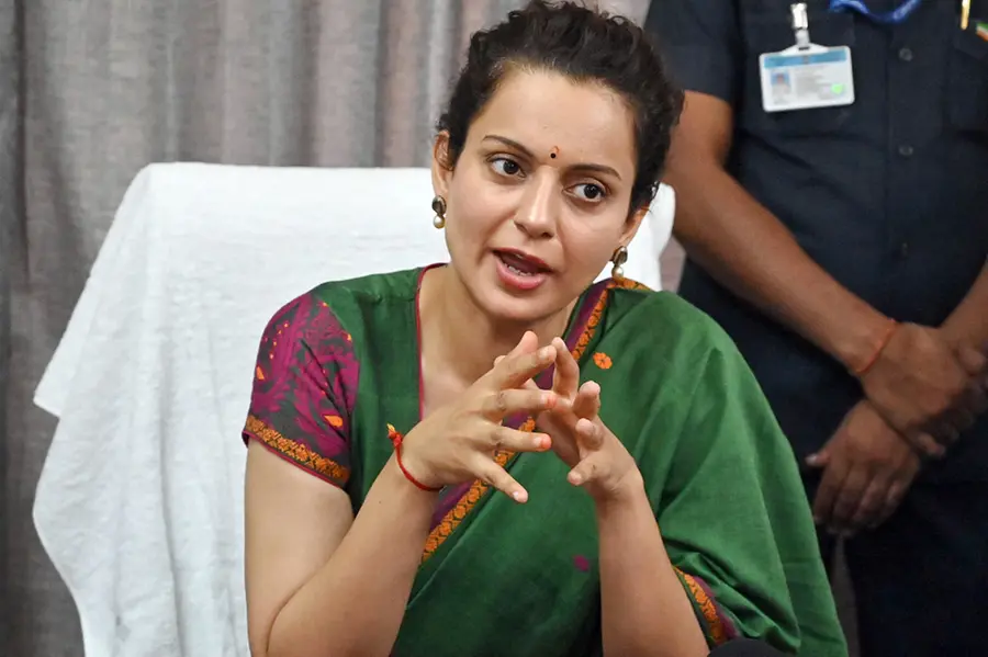 പോർക്കളത്തിന് പുറത്ത് മാത്രം പോരാടാൻ ആഗ്രഹിക്കുന്ന ഈ ഭീരുക്കളോട് എങ്ങനെ പോരാടും -കങ്കണ