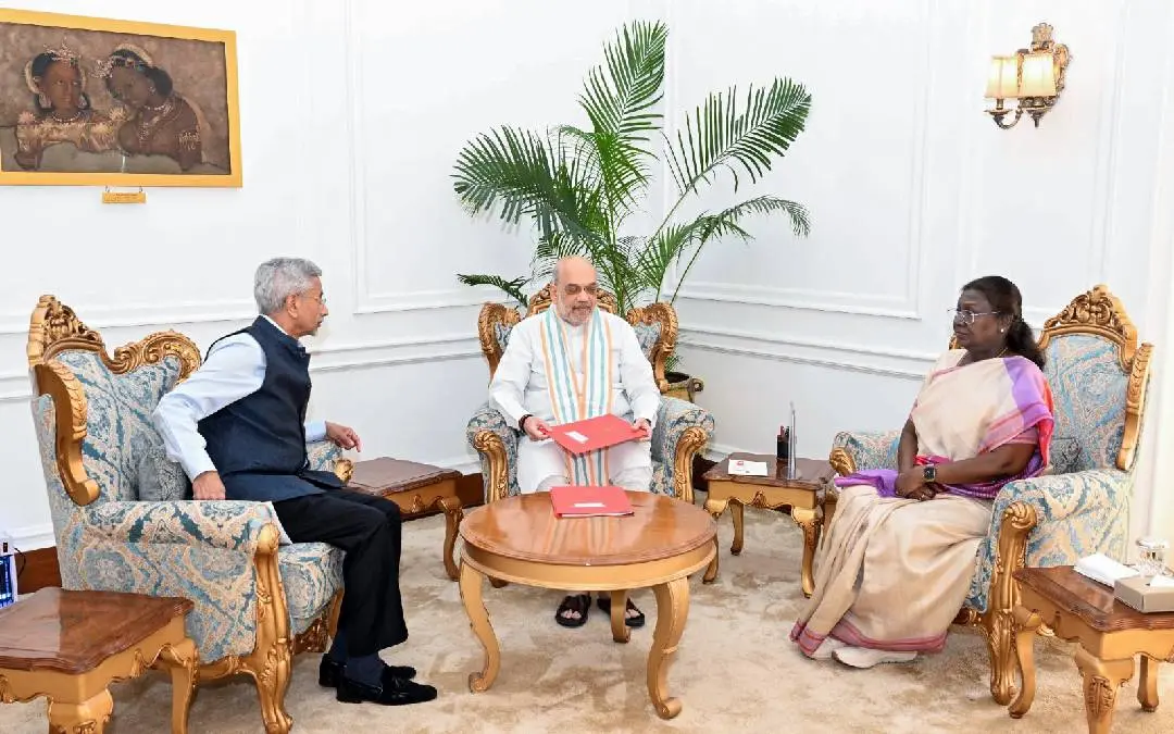 കേന്ദ്രമന്ത്രിമാരായ അമിത് ഷാ, എസ് ജയശങ്കർ എന്നിവർ രാഷ്ട്രപതിയെ കണ്ടപ്പോൾ | Photo: ANI