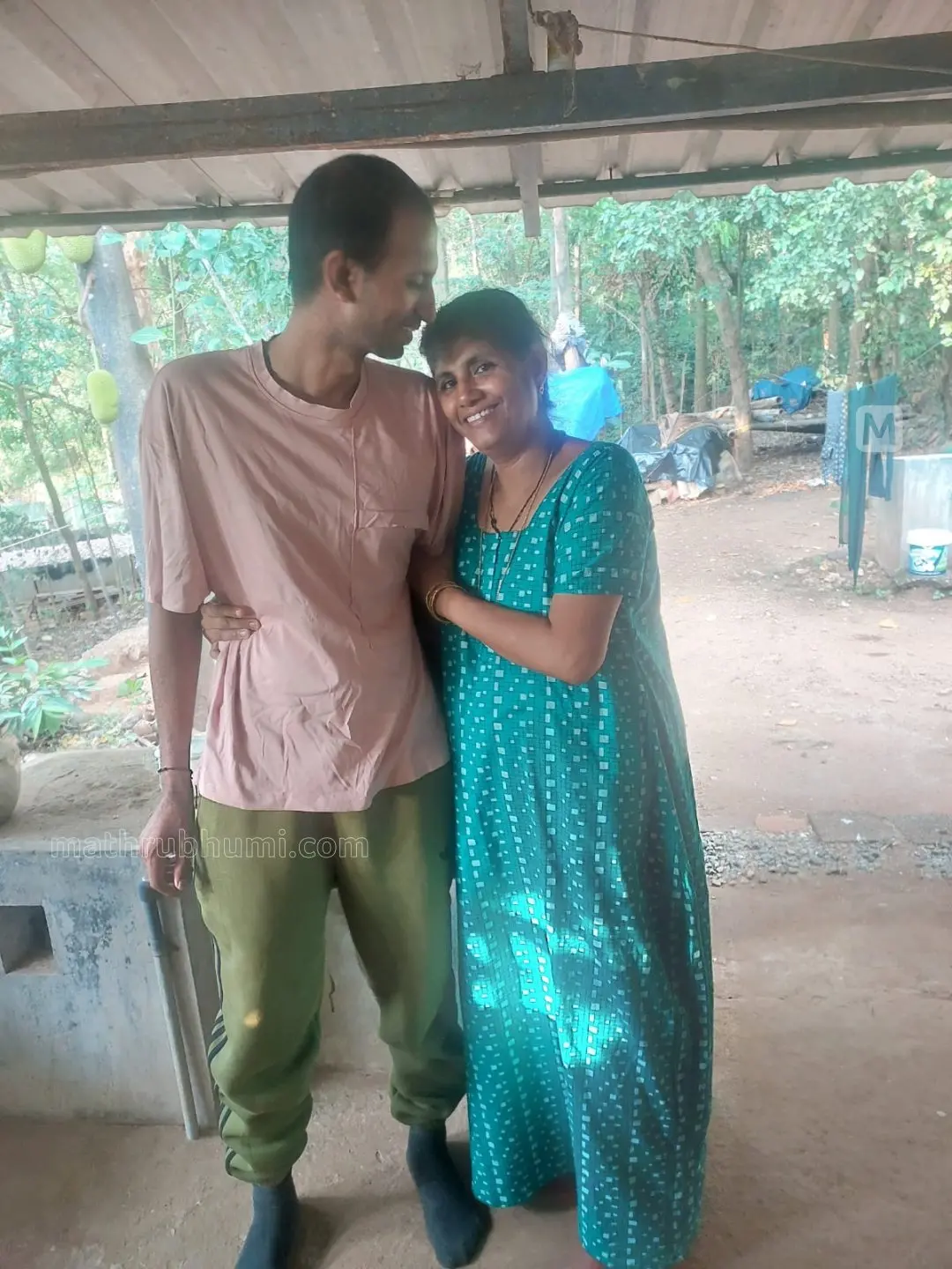 തൊഴിൽ തട്ടിപ്പിന് ഇരയായി റഷ്യൻ കൂലിപ്പട്ടാളത്തിൽ എത്തിപ്പിട്ട ജെയിൻ രക്ഷപ്പെട്ട് നാട്ടിൽ തിരിച്ചെത്തിയപ്പോൾ അമ്മയോടൊപ്പം