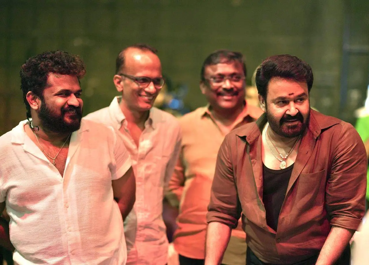 തരുണ് മൂര്ത്തി കെ.ആര്. സുനിലിനും എം. രഞ്ജിത്തിനും മോഹന്ലാലിനുമൊപ്പം | Photo: Facebook/ Tharun Moorthy