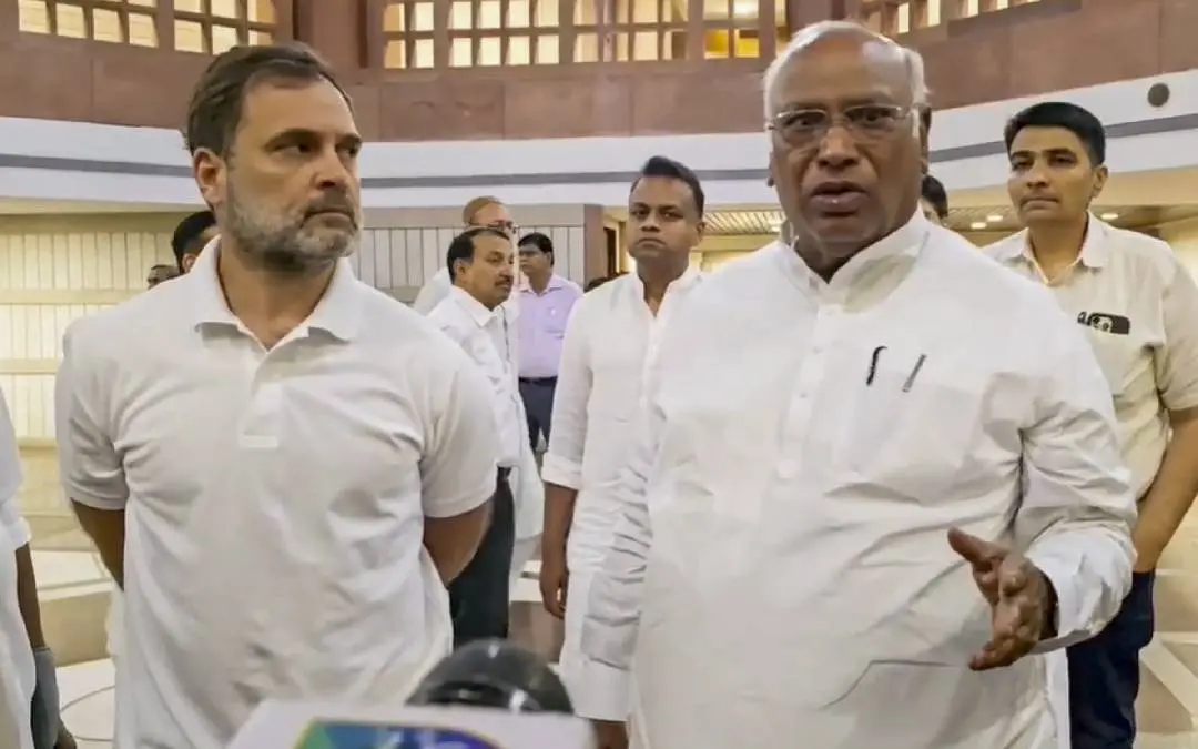 പഹൽഗാം ഭീകരാക്രമണത്തെത്തുടർന്ന് കേന്ദ്രം വിളിച്ച സർവകക്ഷി യോഗത്തിനുശേഷം കോൺഗ്രസ് അധ്യക്ഷൻ മല്ലികാർജുൻ ഖാർഗെയും ലോക്സഭാ പ്രതിപക്ഷനേതാവ് രാഹുൽഗാന്ധിയും ഡൽഹിയിൽ മാധ്യമങ്ങളെ കാണുന്നു