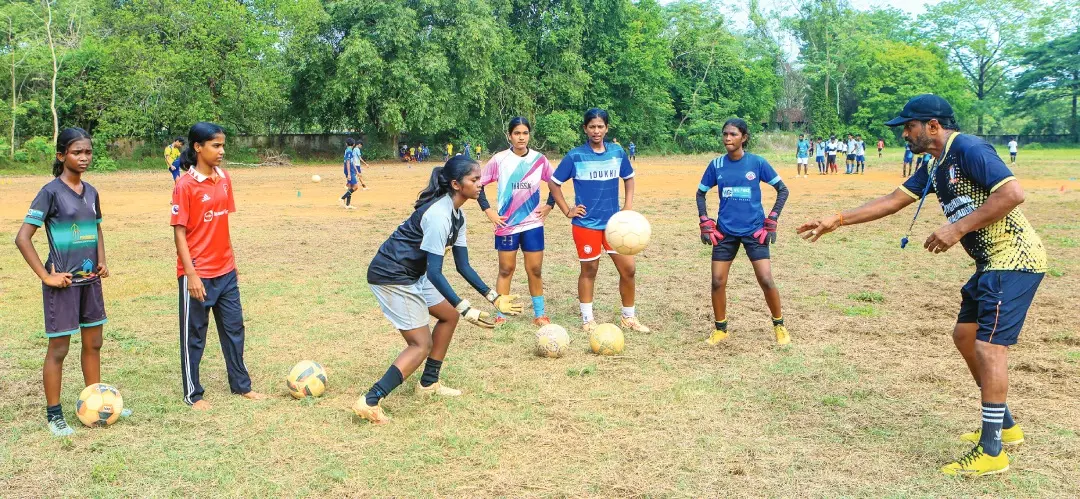 • തൃശ്ശൂർ മെഡിക്കൽ കോളേജ് മൈതാനത്ത് സുരേഷ് കുട്ടികൾക്ക് പരിശീലനം നൽകുന്നു