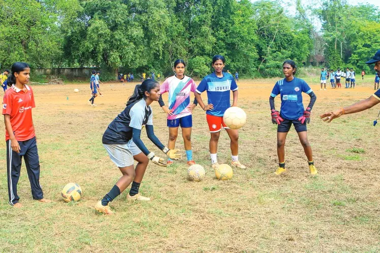 ഭൂരിപക്ഷവും പെണ്കുട്ടികള്; ഈ മൈതാനത്ത് നിന്നുയരുന്നു, ഗോള്പോസ്റ്റിനു മുന്നിലെ കോട്ട