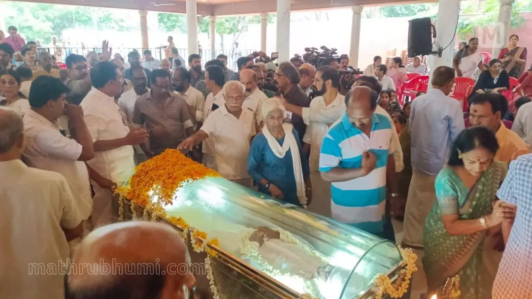രാമചന്ദ്രന്റെ മൃതദേഹത്തിൽ അന്ത്യാഞ്ജലി അർപ്പിക്കാനെത്തിയവർ | ഫോട്ടോ: ടി.കെ പ്രദീപ് കുമാർ