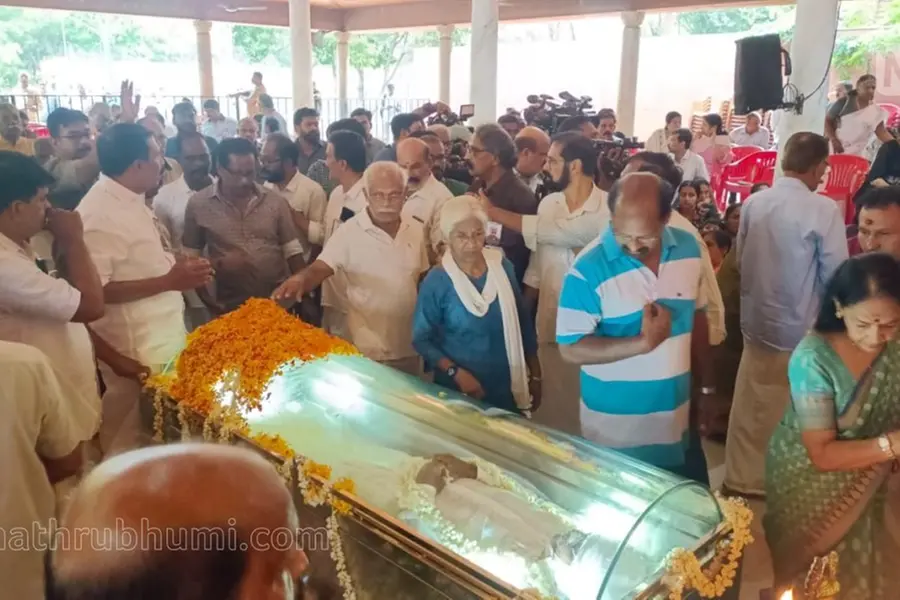 രാമചന്ദ്രന് ഔദ്യോഗിക ബഹുമതികളോടെ വിട; കണ്ണീരിനിടയിലും മുഴങ്ങിയത് ഭീകരതയ്ക്കെതിരായ മുദ്രാവാക്യങ്ങൾ