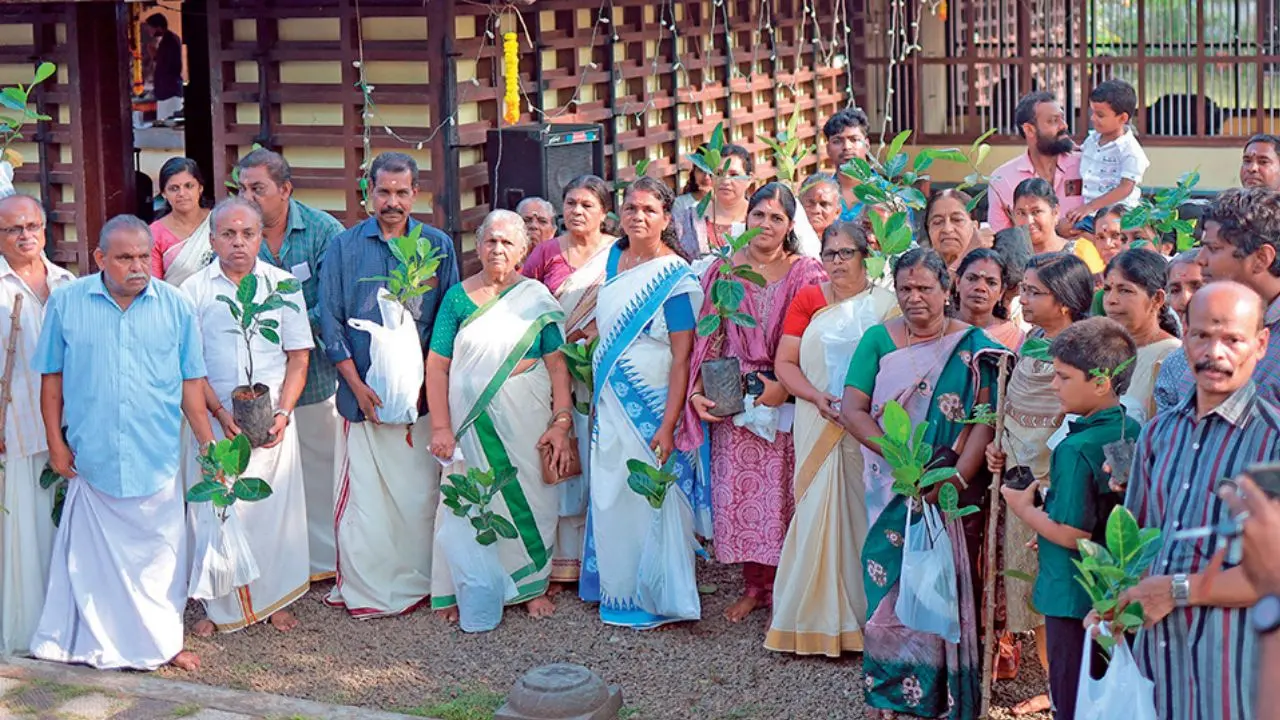 കൊട്ടാരക്കര കുളക്കട വൈകുണ്ഠപുരം മഹാവിഷ്ണുക്ഷേത്രത്തില് വിഷുകൈനീട്ടമായി ലഭിച്ച പ്ലാവിന്തൈകളുമായി ഭക്തര്