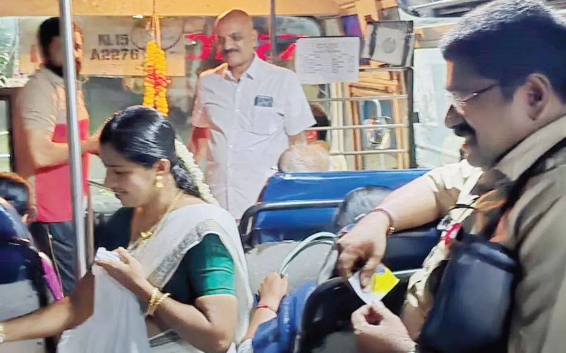 വിഷുദിനത്തില് കോഴഞ്ചേരി-നെടുംപ്രയാര്-കുറിയന്നൂര് സൗഹൃദക്കൂട്ടായ്മ ബസ് ജീവനക്കാര്ക്കും യാത്രികര്ക്കുമായി നല്കുന്ന വിഷുക്കൈനീട്ടവും ആശംസാ കാര്ഡ് വിതരണവും കുറിയന്നൂര് തോണിപ്പുഴ ജങ്ഷനില് ജില്ലയിലെ മികച്ച വില്ലേജ് ഓഫീസറായി തിരഞ്ഞെടുത്ത മിനികുമാരി നിര്വഹിക്കുന്നു