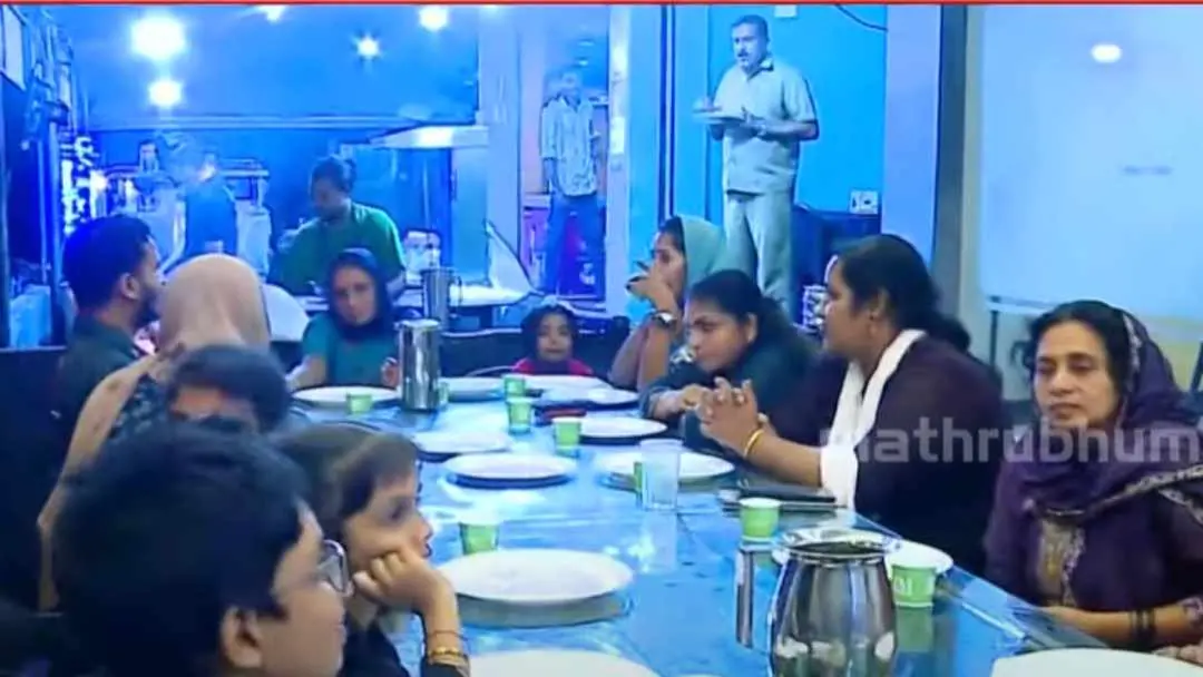 വിനോദ സഞ്ചാരികളെ തിരികെയെത്തിച്ചപ്പോൾ | Photo: Screengrab/ Mathrubhumi News