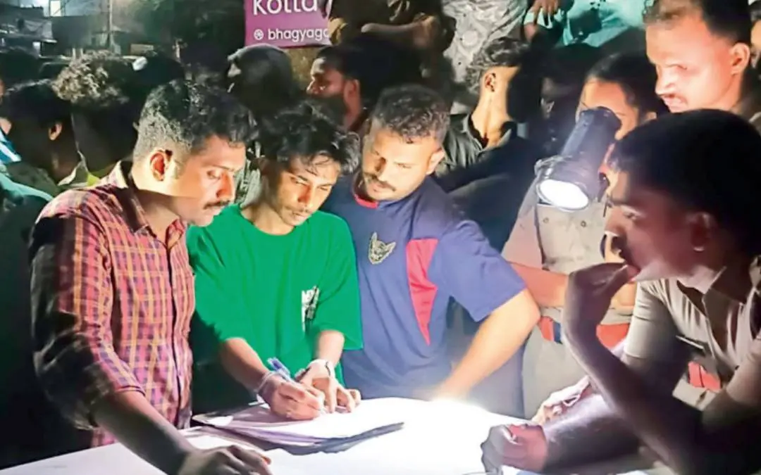 രാസലഹരിയുമായി പിടിയിലായ മുഹ്‌സിനെ പോലീസ് ഓഫീസര്‍ മഹസറില്‍ ഒപ്പിടീക്കുന്നു