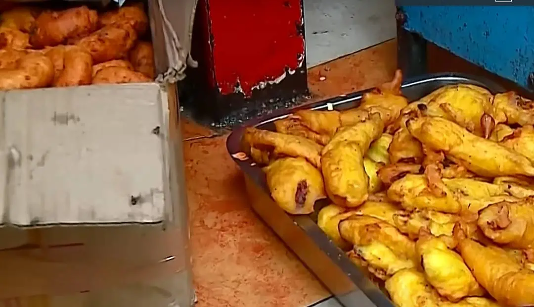 കടയിൽ നിന്ന് പിടിച്ചെടുത്ത പലഹാരങ്ങൾ