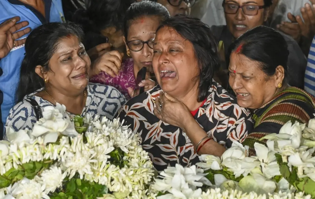 പഹല്‍ഗാമില്‍ ഭീകരരുടെ ആക്രമണത്തില്‍ കൊല്ലപ്പെട്ട സമീര്‍ ഗുഹയുടെ  മൃതദേഹം വീട്ടിലെത്തിച്ചപ്പോള്‍ ഭാര്യ ശർബരി (നടുവിൽ) വിലപിക്കുന്നു  | Photo: PTI