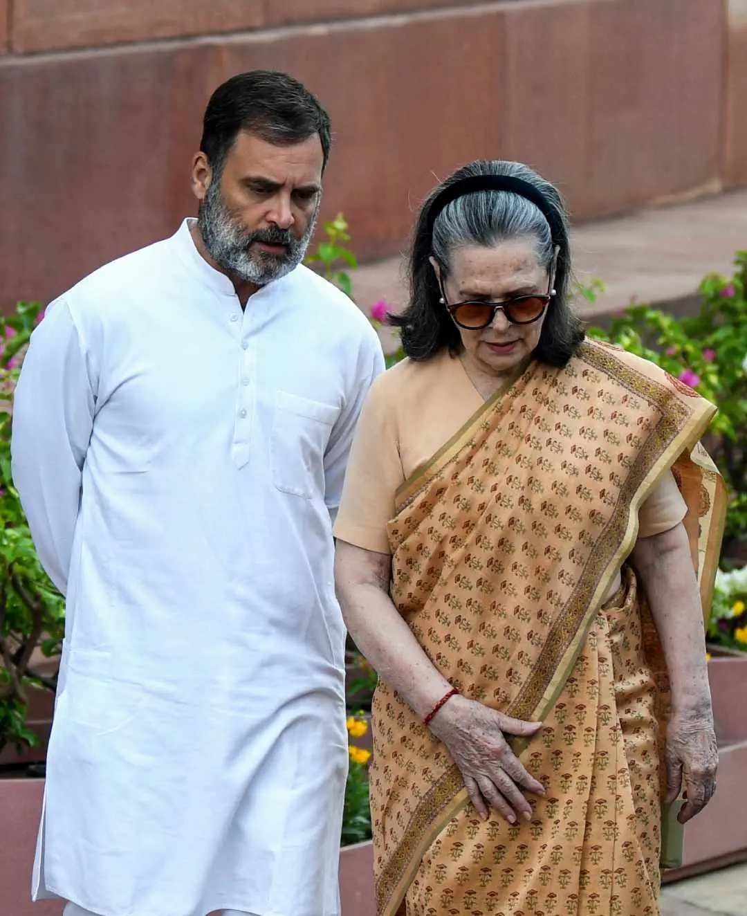 രാഹുൽ ഗാന്ധിയും സോണിയാ ഗാന്ധിയും | Photo: ANI