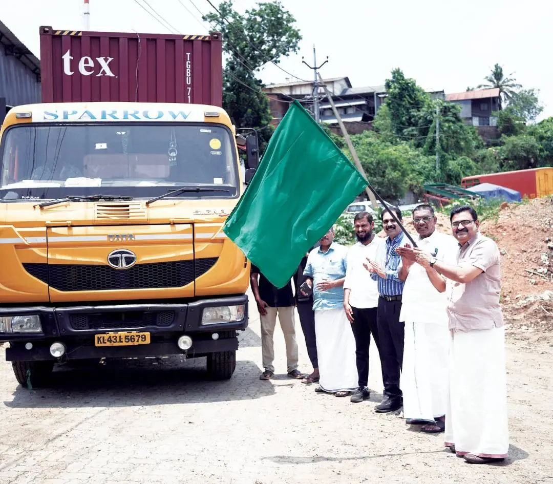 ബ്രഹ്മപുരത്തെ മാലിന്യ നിക്ഷേപത്തിൽനിന്ന് ഉത്പാദിപ്പിച്ച ജൈവവളത്തിന്റെ ആദ്യ കയറ്റുമതി മേയർ എം. അനിൽകുമാർ ഫ്ളാഗ്ഓഫ് ചെയ്യുന്നു