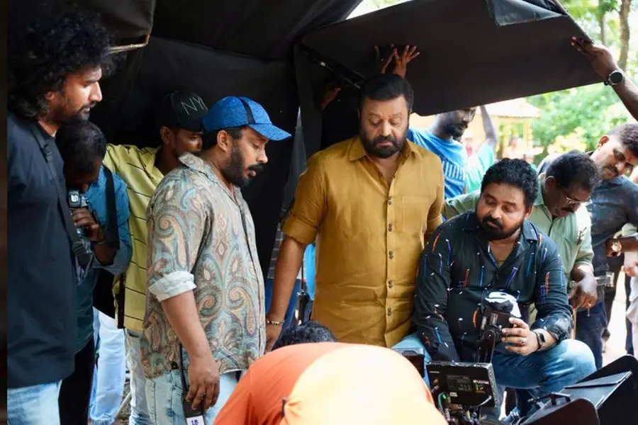 തിരക്കൊഴിഞ്ഞ് സെറ്റിലേക്ക്, വ്യത്യസ്ത ഗെറ്റപ്പിൽ സുരേഷ് ഗോപി; അപ്ഡേറ്റുമായി ഒറ്റക്കൊമ്പൻ ടീം