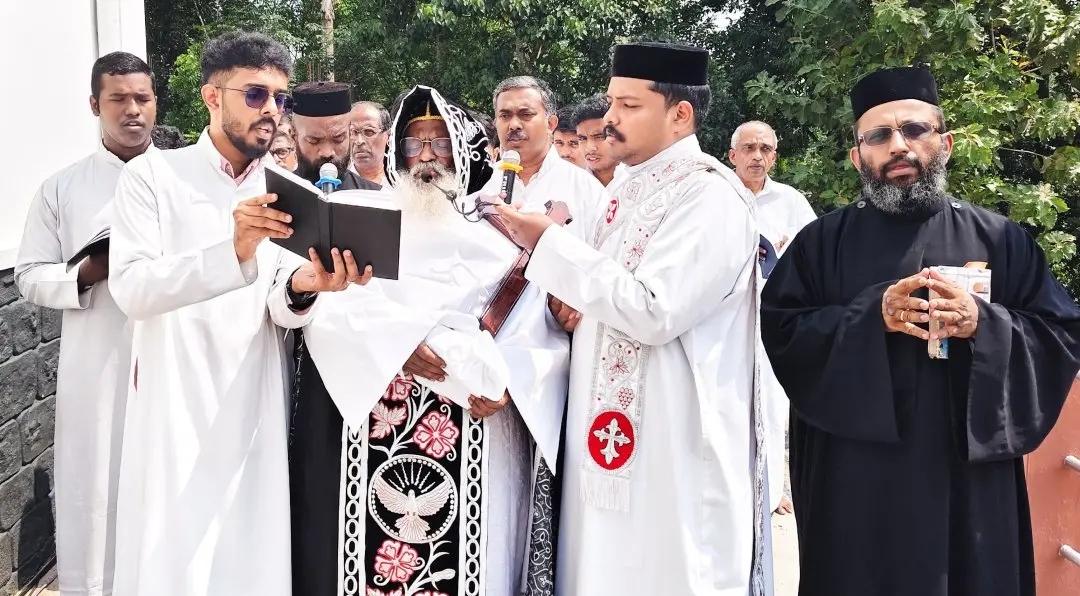 ദുഃഖവെള്ളി ദിനത്തിൽ വാഴൂർ സെന്റ് പീറ്റേഴ്സ് പള്ളിയിൽ നടന്ന പ്രദക്ഷിണത്തിൽ പൗരസ്ത്യ കാതോലിക്കായും മലങ്കര മെത്രാപ്പോലീത്തായുമായ പരിശുദ്ധ ബസേലിയോസ് മാർത്തോമ്മാ മാത്യൂസ് തൃതീയൻ കാതോലിക്കാബാവാ. ഇടവിക വികാരി ഫാ. ബിറ്റു. കെ. മാണി സമീപം