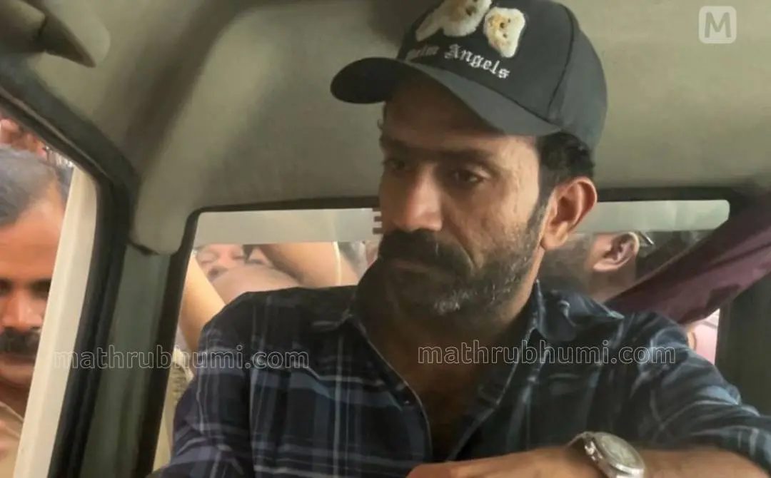 ഷൈന്‍ ടോം ചാക്കോയെ വൈദ്യപരിശോധനയ്ക്കായി പോലീസ് കൊണ്ടുപോകുന്നു | ഫോട്ടോ: ജെയ് വിന്‍ ടി. സേവ്യര്‍/ മാതൃഭൂമി