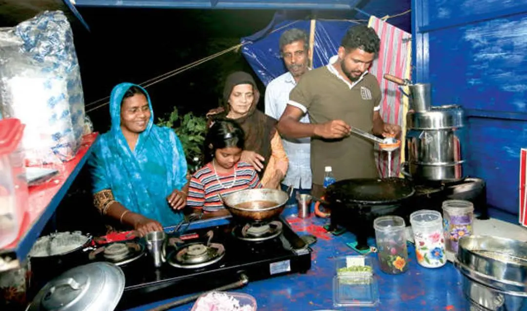 ആസ്യയും കുടുംബവും കല്പറ്റയിൽ തട്ടുകടയിൽ ജോലിക്കിടെ