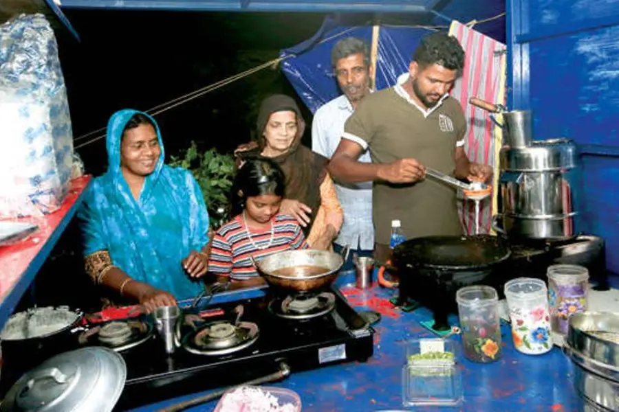 തട്ടുകടയിലെ ആവിപറക്കുന്ന വിഭവങ്ങളുമായി ജീവിതം തിരികെപിടിക്കുകയാണ് ചൂരൽമലയിലെ ഈ കുടുംബം